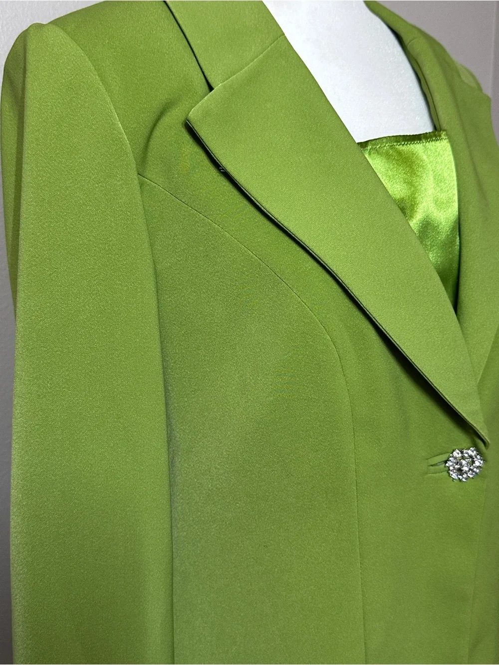 BMJ Studio Green 3-Piece Skirt Suit Set Rhinestone Clasp Size 8